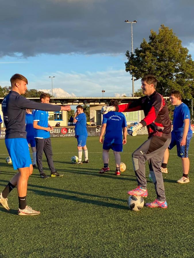 U19 der SG 2000 veranstaltete inklusives Fußballtraining