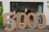 Fünf große Zahlen aus Karton - Polytec unterstützt Fly and Help Aktion
